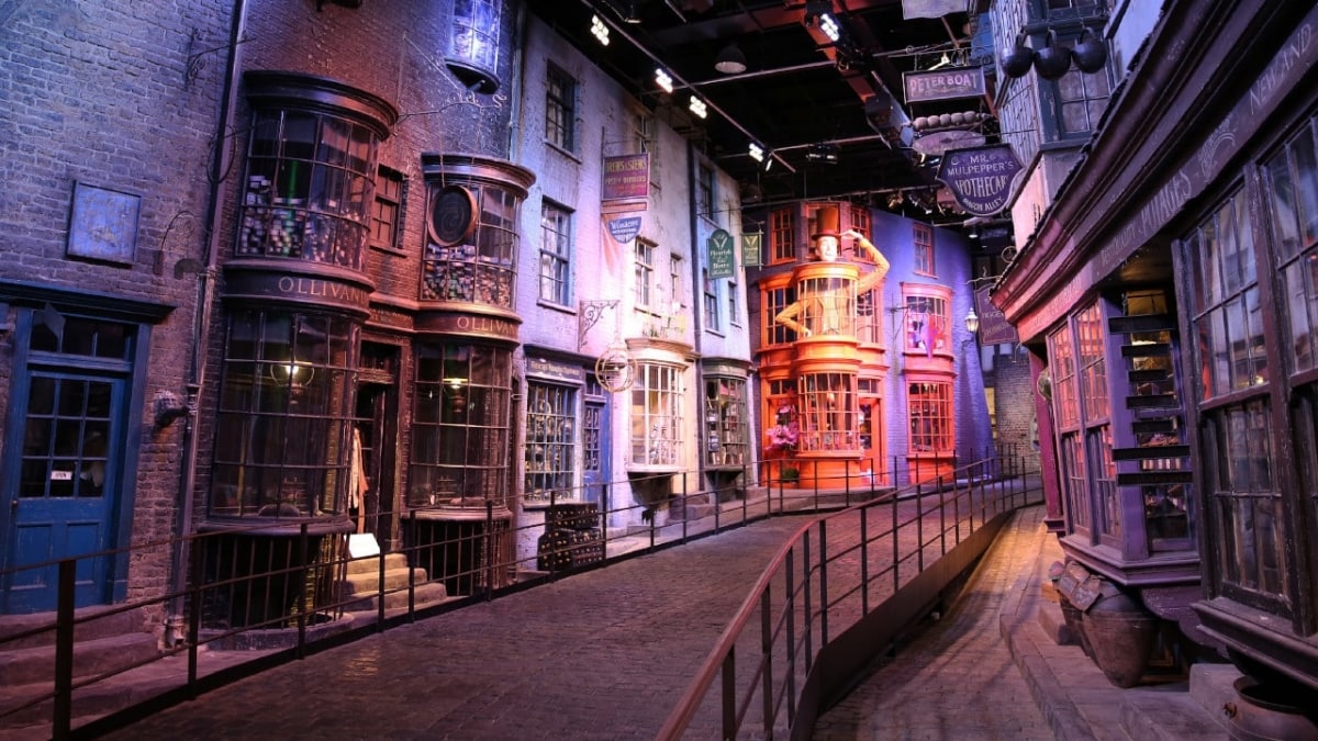Warner Bros. Studio Tour London – The Making of Harry Potter with Transportation