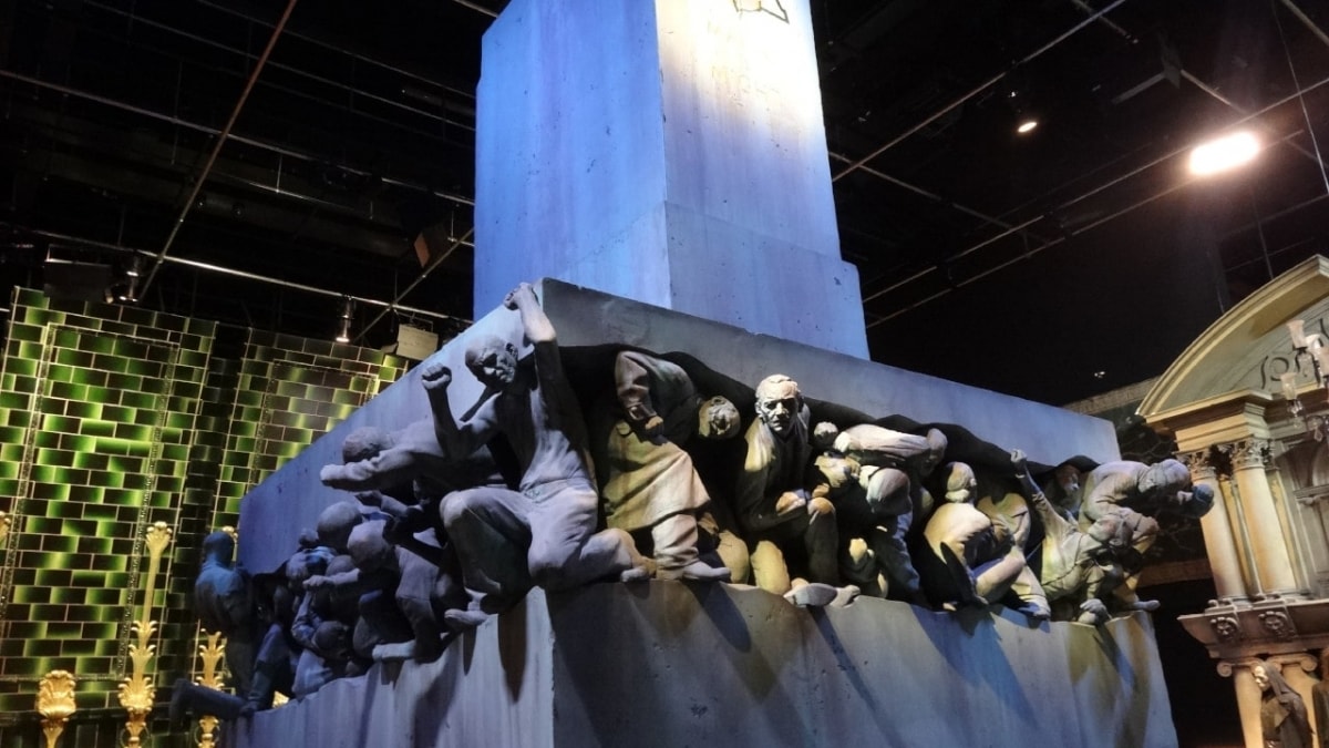 Warner Bros. Studio Tour London – The Making of Harry Potter with Transportation