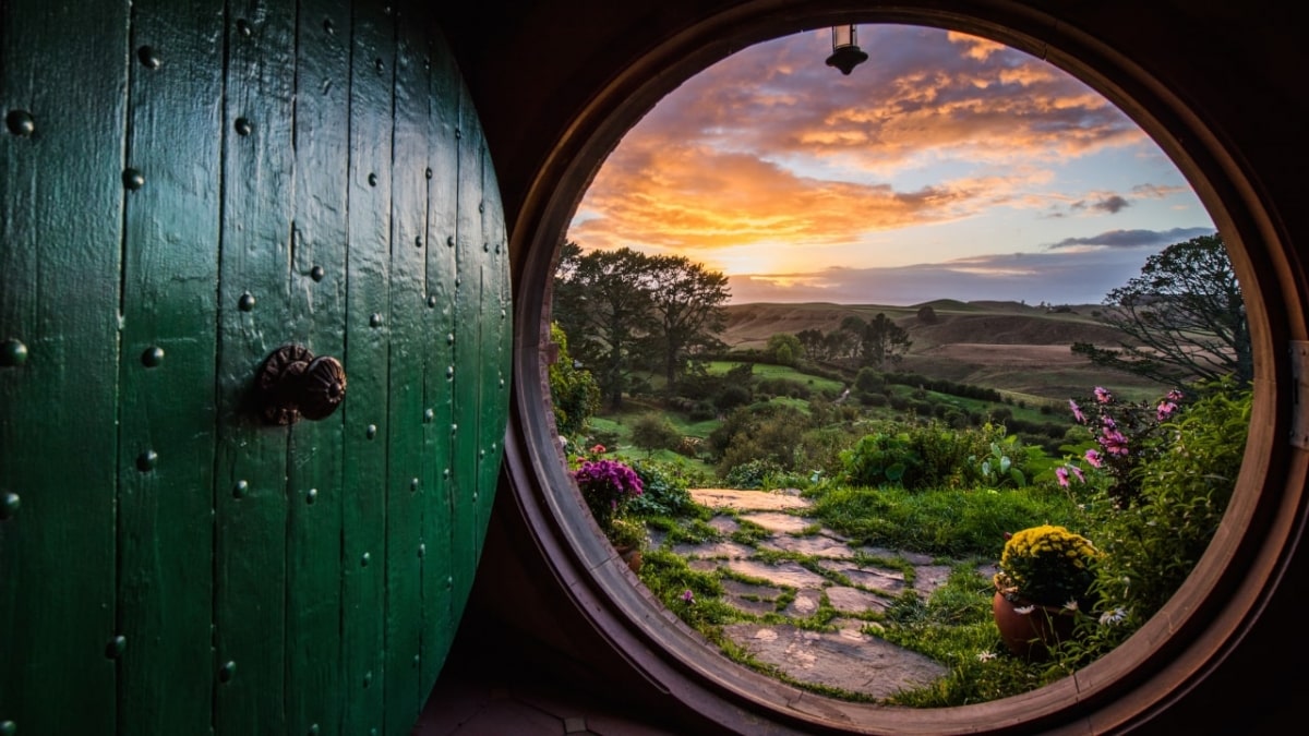 Waitomo Caves and Hobbiton Movie Set Private Tour from Auckland